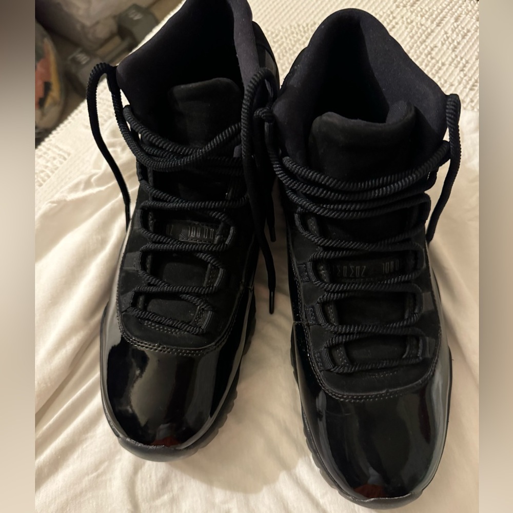 USED!!!! JORDAN 11 CAP & GOWN